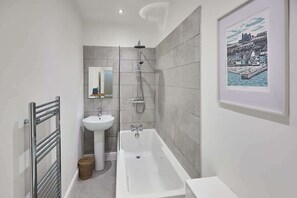 Bathtub, hair dryer, towels - Host & Stay | Silver Beach (Whitby)