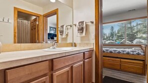 Bathtub, towels - Doc's Place (Leadville)