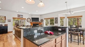 Interior - 4BR Retreat -Hot Tub, Grill, Deck, Near Ski Cooper (Leadville)