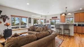 TV, fireplace, offices - 4BR Retreat -Hot Tub, Grill, Deck, Near Ski Cooper (Leadville)