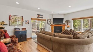 TV, fireplace, offices - 4BR Retreat -Hot Tub, Grill, Deck, Near Ski Cooper (Leadville)