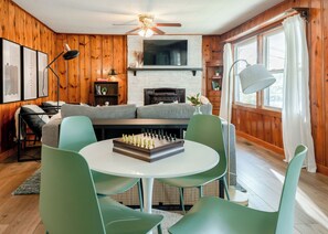 Smart-TV, Kamin, Tischfußball, Bücher