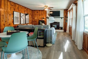 Smart TV, chimenea, futbolito y libros