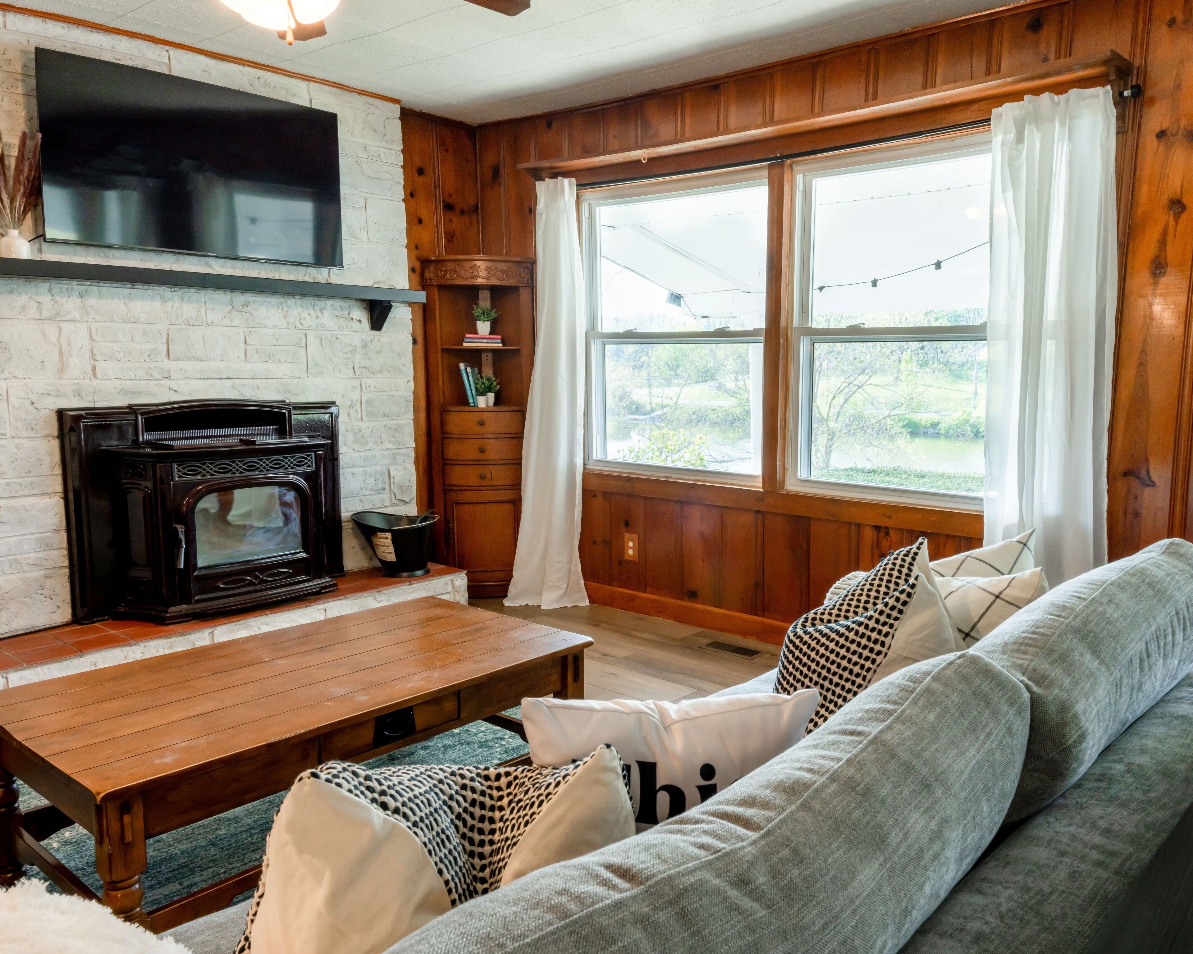 TV connectée, cheminée, baby-foot, livres