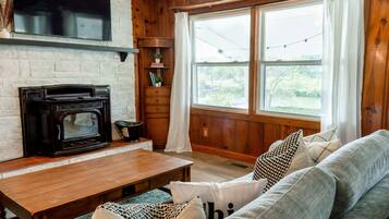 TV connectée, cheminée, baby-foot, livres