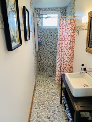 Dusche, Haartrockner, Handtücher