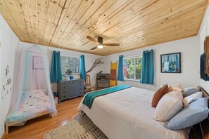 4 bedrooms, desk, free WiFi, bed sheets
