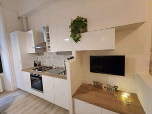 Fridge, microwave, oven, stovetop - Rosa and Pier's (Milano)
