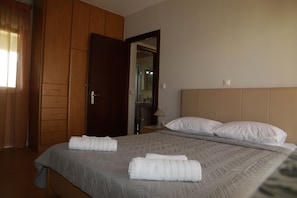 4 Schlafzimmer, Schreibtisch, Bügeleisen/Bügelbrett, Reisekinderbett