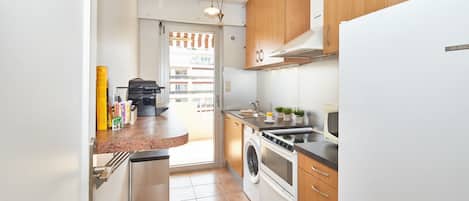 Kylskåp, mikrovågsugn, ugn och spishäll