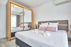 1 habitación, caja de seguridad en la habitación y escritorio 