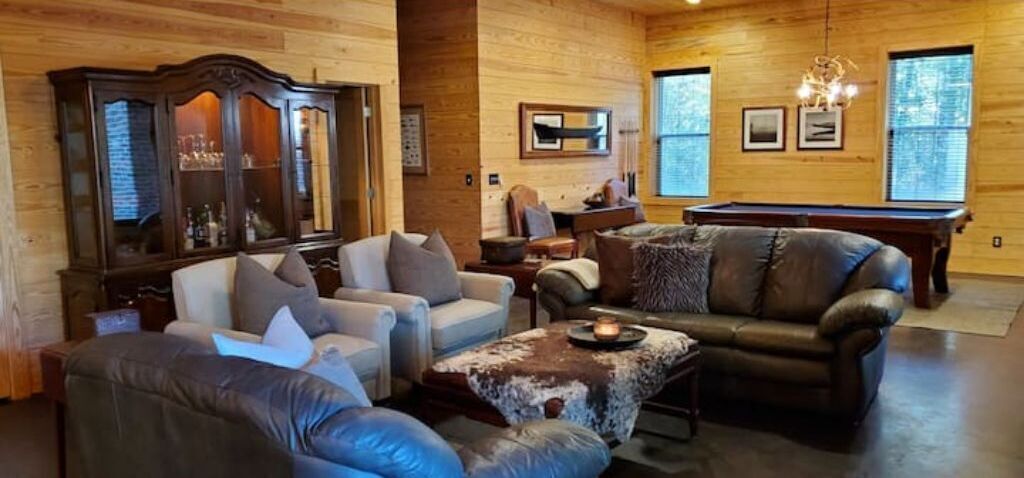 6-Bedroom Woodlands Retreat with Indoor Fireplace