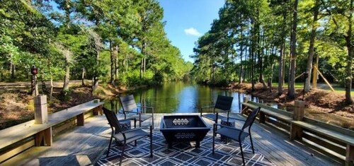 6-Bedroom Woodlands Retreat with Indoor Fireplace