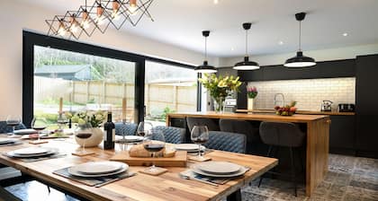 Two Queens Houses - a house that sleeps 10 guests in 5 bedrooms