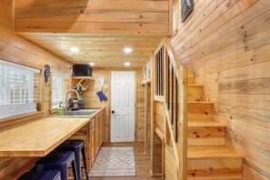 Kjøleskap, mikrobølgeovn, kokeplater og kaffetrakter/tekoker