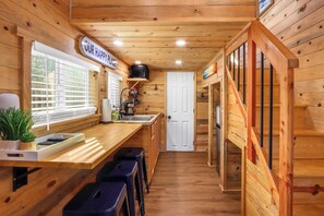 Frigorífico, microondas, placa de cocina y cafetera o tetera