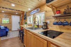 Refrigerador, microondas, parrilla de estufa y cafetera y tetera 