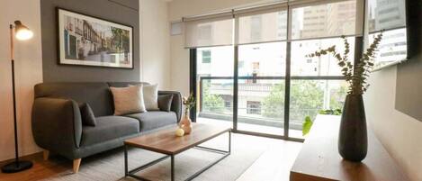 Una televisión, una oficina