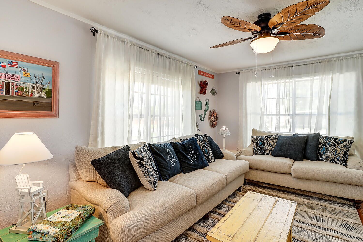 Quaint 1950's coastal cottage within walking distance to Rockport Beach!