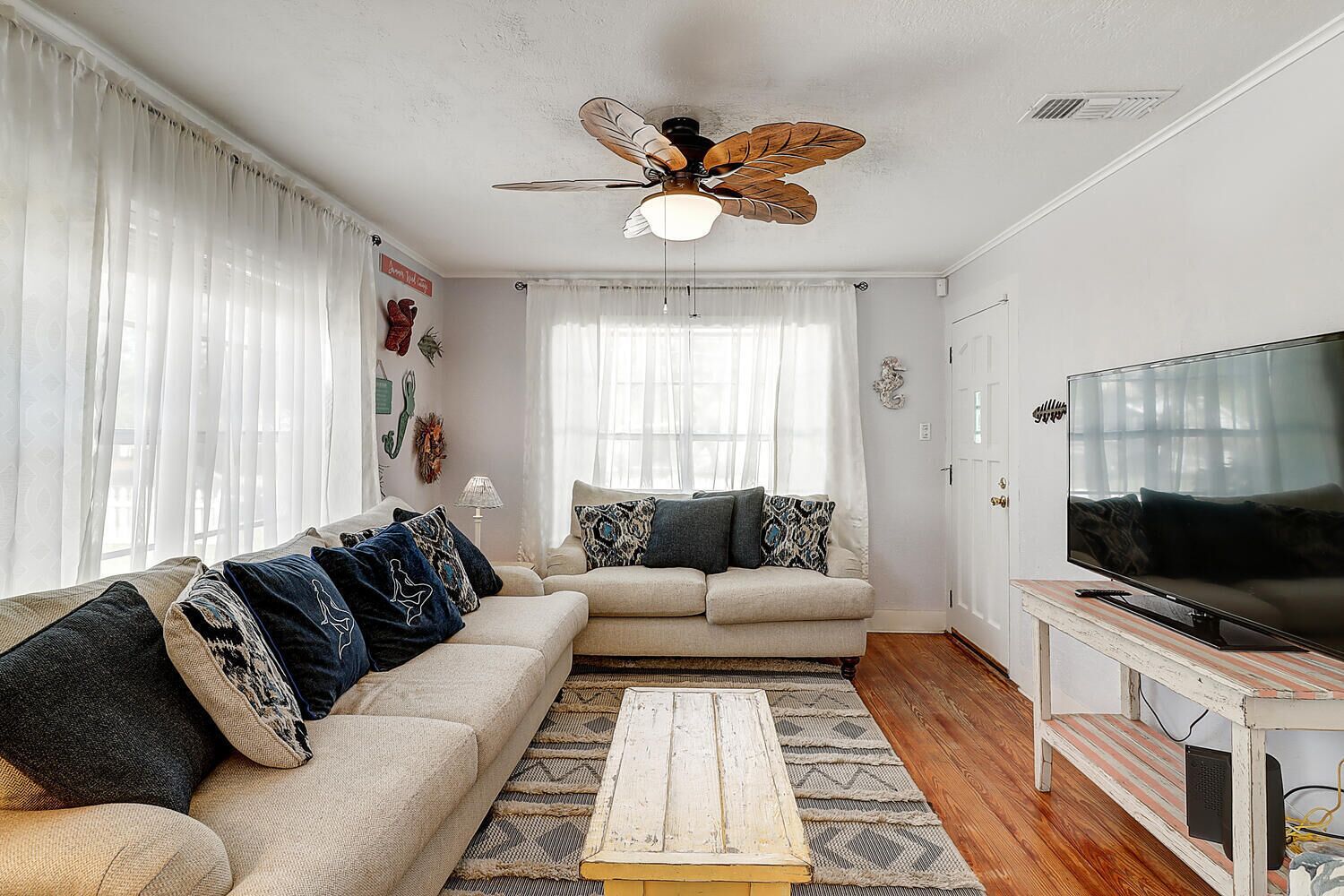 Quaint 1950's coastal cottage within walking distance to Rockport Beach!