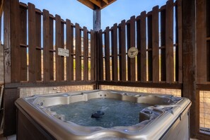 Una vasca idromassaggio con una recinzione in legno e un cartello che recita "Sky Cove View Fix-It Shop".