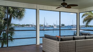 House, 4 Bedrooms | Balcony