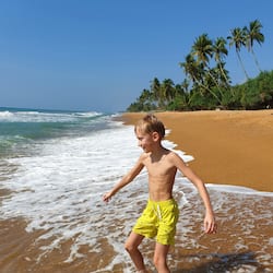 Di pantai, payung, tuala pantai, yoga pantai