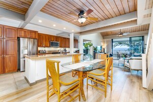 Condo, 2 quartos | Cozinha privada | Geladeira, fogão, cafeteira/chaleira, torradeira