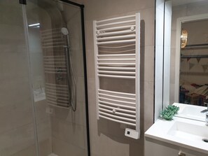 Douche, sèche-cheveux, serviettes fournies, savon