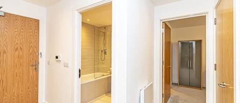 Bathtub, hair dryer, towels, shampoo