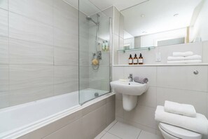 Bathtub, hair dryer, towels, shampoo - Central Manchester Spacious 2 Bedroom Apartment (Manchester)
