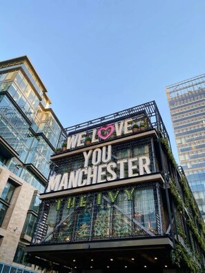 Exterior - Central Manchester Spacious 2 Bedroom Apartment (Manchester)