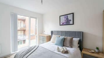 2 bedrooms, desk, iron/ironing board, WiFi