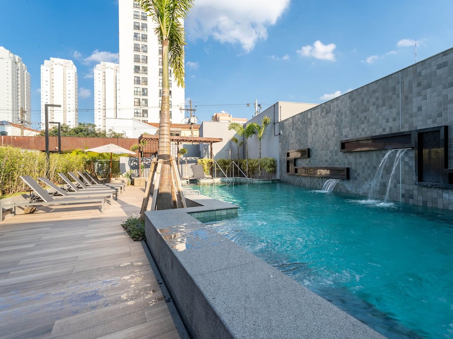 Piscina externa, funciona das 9h às 22h, espreguiçadeiras