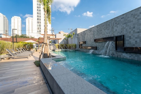 Outdoor pool, open 9:00 AM to 10:00 PM, sun loungers. Charlie For You Vila Mariana