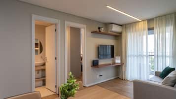 Apartamento de 1 Quarto Casal | Living area | 40-inch Smart TV with digital channels, TV