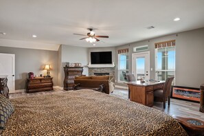 5 bedrooms, free WiFi, bed sheets - Kathleen's Retreat - Huge Beachfront, 5 bdrms, 5 Bath, Cargo lift, Sleeps 18 (Crystal Beach)