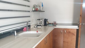 Una cocina con pileta, armarios de madera y una encimera.