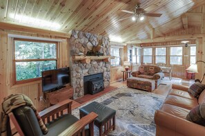 Smart TV, chimenea y futbolito