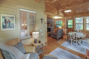 Smart TV, chimenea y futbolito