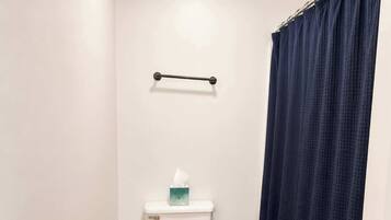 Bathtub, towels