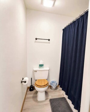 Bathtub, towels