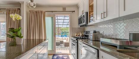 冷蔵庫、電子レンジ、オーブン、コンロ