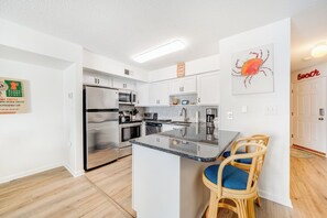 Réfrigérateur, four à micro-ondes, un four, lave-vaisselle