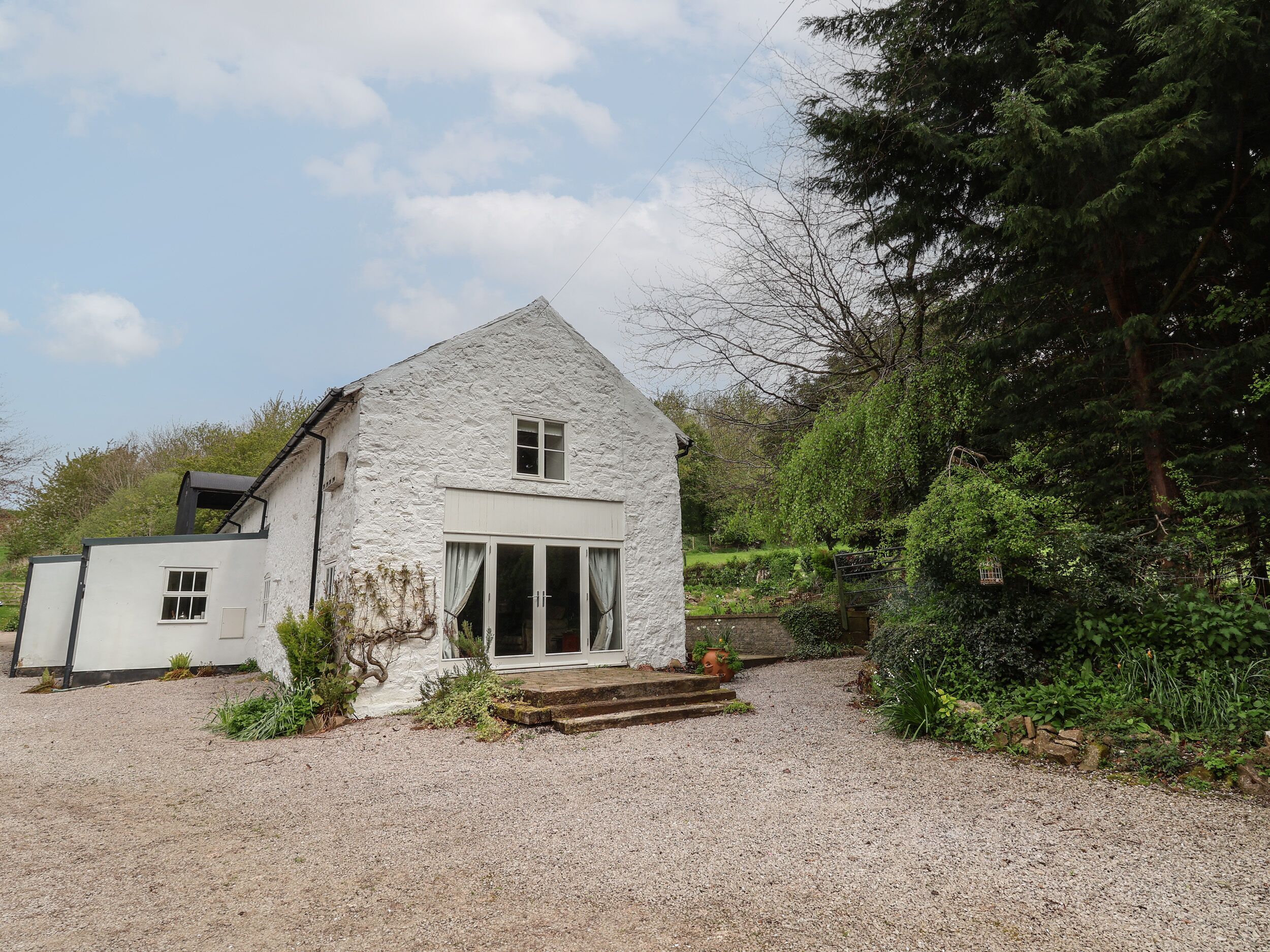 NANT COED BARN, family friendly, with hot tub in Abergele