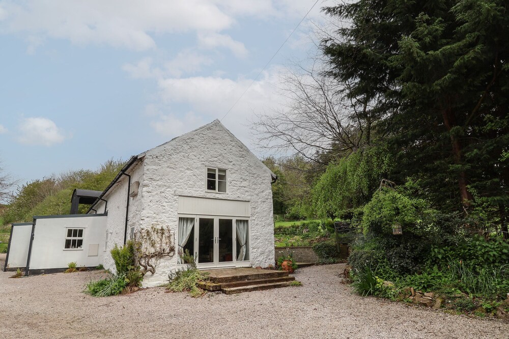 NANT COED BARN, family friendly, with hot tub in Abergele