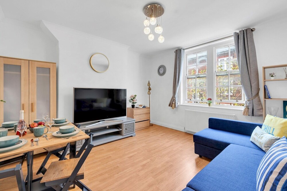 Pass The Keys - Spacious Modern 2BR Flat for 6, 3min walk to Hammersmith Station