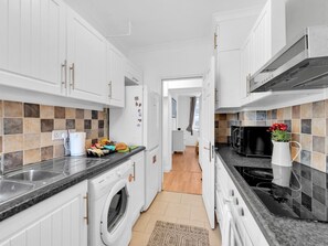 Fridge, microwave, oven, dishwasher - Prime Location! Next to Hammersmith Apollo & Tube - Pass the Keys (London)