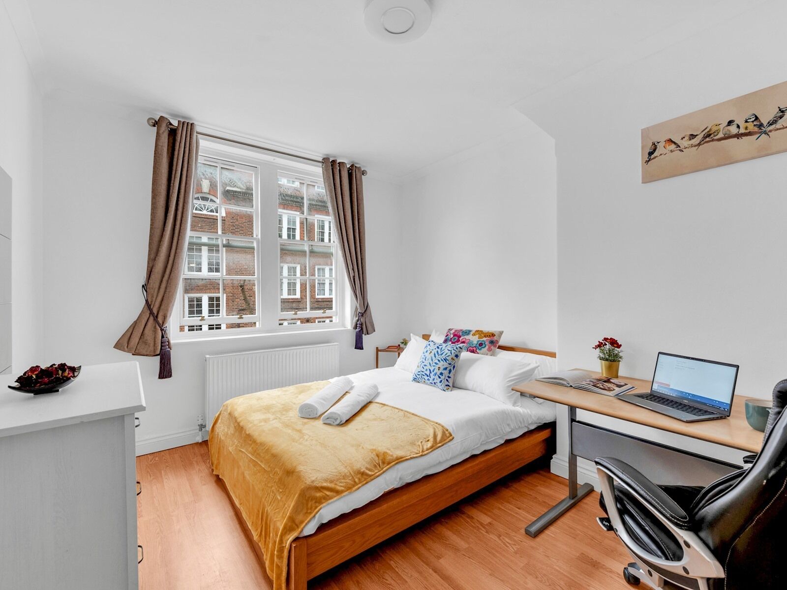 Pass The Keys  - Spacious Modern 2BR Flat for 6, 3min walk to Hammersmith Station