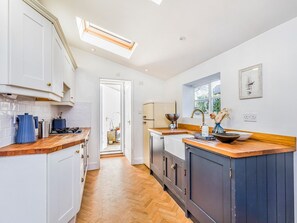 Fridge, oven, dishwasher, toaster - Charming Downland Cottage - Pass the Keys (Chichester)